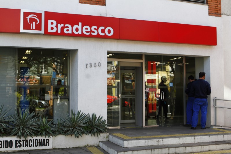  FOTOS DE BANCOS (BRADESCO, ITAU E BANRISUL) NA AVENIDA CRISTOVÃO COLOMBO. OS BANCOS DEVERIAM ESTAR FECHADOS POR CAUSA DA GREVE DOS SERVIDORES.  