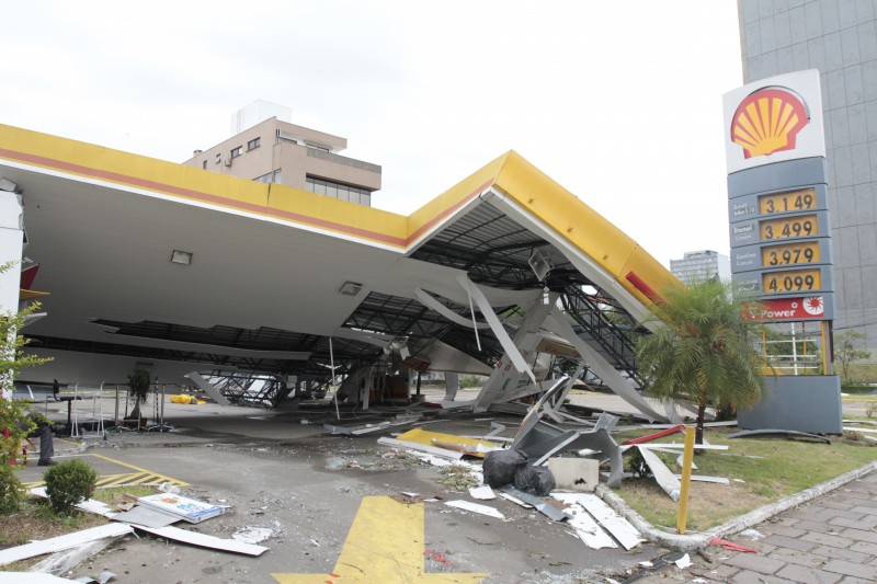  Posto Shell da avenida Borges de Medeiros que ficou destruído após o temporal.  