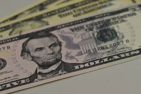 A moeda americana encerrou cotada a R$ 3,7676