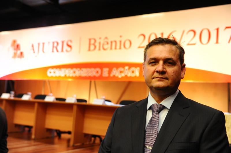  Gilberto Schäfer assume presidência da Ajuris Credito Vinicius Roratto  