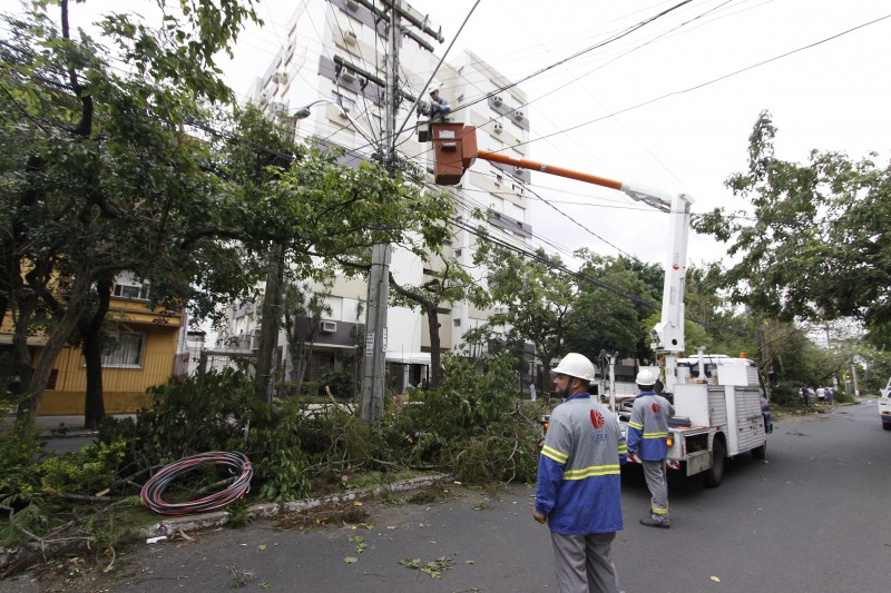  Funcionarios da CEEE trabalham em reparos de redes danificadas pelo temporal    na foto:  Equipe da CEEE trabalha na rua Jerônimo Ornellas  