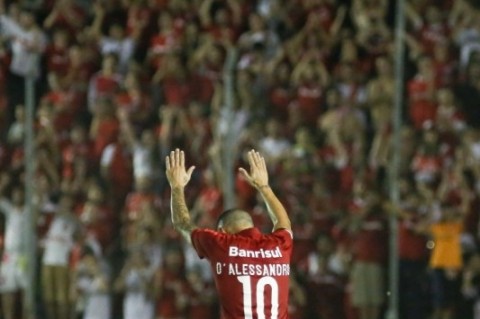 PORTO ALEGRE, RS - 03/02/2016 - CAMPEONATO GAUCHO - Jogador do Internacional D`Alessandro deixa o campo apos ser substituido em jogo entre Internacional e São Jose, no estádio Passo D`Areia, valido pela 2ª rodada do Campeonato Gaucho. A partida marca a despedida do meia argentino, que deixa o clube. Foto: Marcos Cunha/Agencia Freelancer