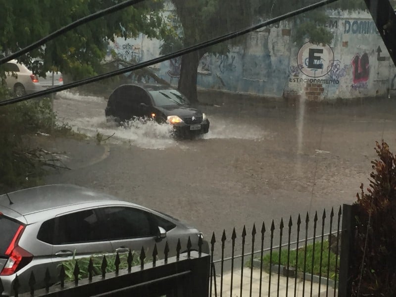 Chuva forte alagou diversos pontos de Porto Alegre