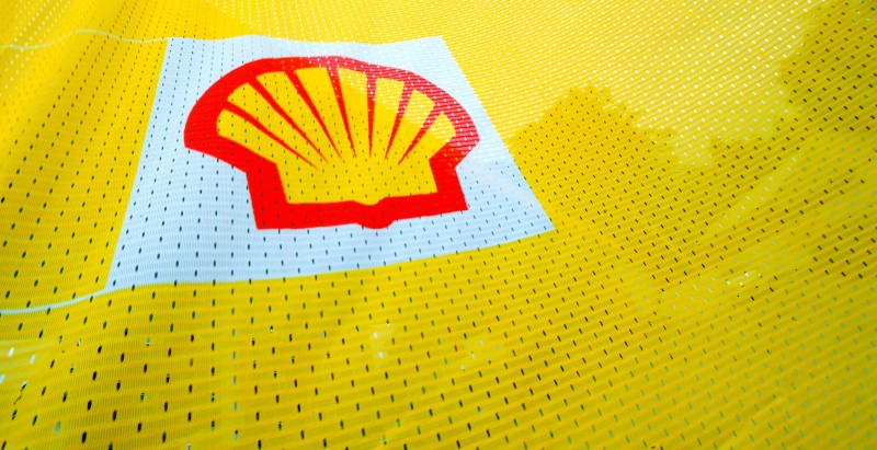  THE SHELL LOGO IS SEEN ON A FLAG OUTSIDE A SHELL PETROL STATION IN FLEET, HAMPSHIRE IN SOUTHERN ENGLAND ON JULY 29, 2010.   BRITISH ENERGY GIANT ROYAL DUTCH SHELL SAID THURSDAY THAT NET PROFITS JUMPED 15 PERCENT TO 4.393 BILLION DOLLARS (3.377 BILLION EUROS) IN THE SECOND QUARTER AS IT SLASHED COSTS AND ROSE OIL OUTPUT.      AFP PHOTO / ADRIAN DENNIS  