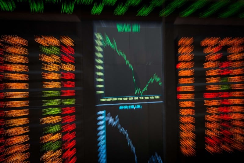  THE INDEX CHART ON THE ELECTRONIC BOARD SHOWS TODAY'S SHARP DROPPING AT BOVESPA STOCK EXCHANGE IN SAO PAULO, BRAZIL ON OCTOBER 3, 2011. AFP PHOTO/YASUYOSHI CHIBA  