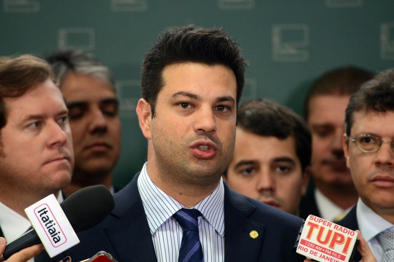  Brasília - O deputado Leonardo Picciani protocolou lista com 36 assinaturas favoráveis a sua recondução à liderança da bancada do PMDB na Câmara dos Deputados (Antônio Cruz/Agência Brasil)  