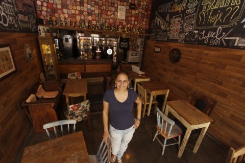  Gera��o E - entrevista com a s�cia do Bar Infiel no Shopping Olaria    na foto: Juliana Pacheco  