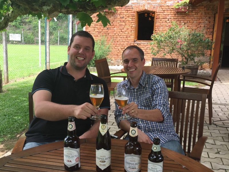 Diretor da Vinícola Valduga, Eduardo Valduga, e cervejeiro Rodrigo Veronese, responsáveis pelo projeto da  Cervejaria Leopoldina - Crédito Valduga divulgação  