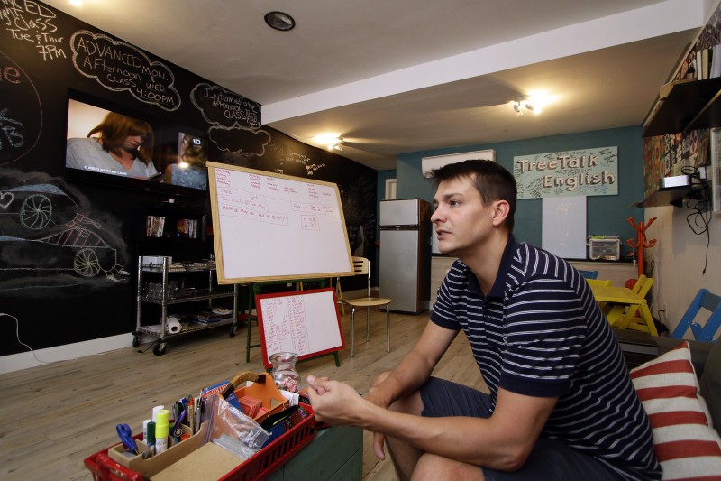 Mike acompanha alunos no cinema, em passeios de bike e compras Foto: MARCELO G. RIBEIRO/JC