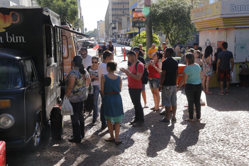  FEIRA DO LIVRO 2014 - FOOD TRUCK, MOVIMENTO, FEIRA DO LIVRO  IMAGEM 3 FOTO CLAITON DORNELLES  