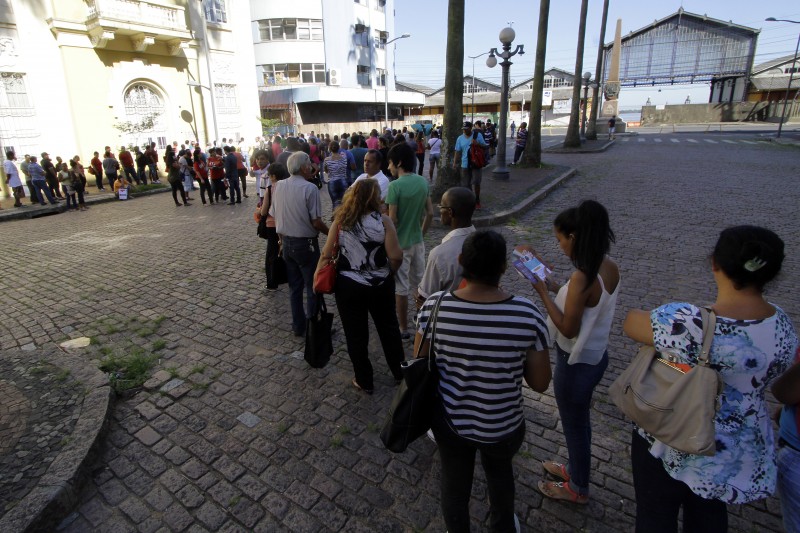  enorme fila no Sine onde foram oferecidas  2 mil vagas para desempregados.  