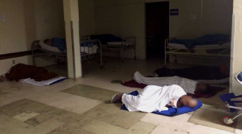 Pacientes psiquiátricos são colocados em cima de cobertores no piso
