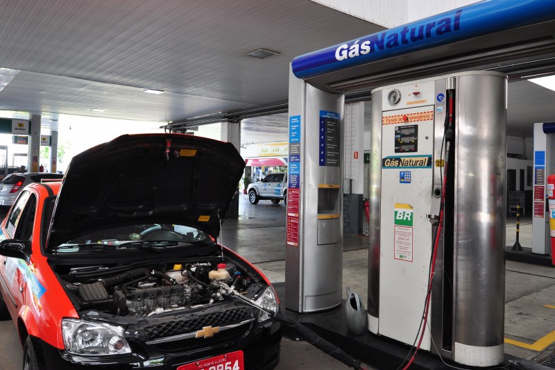  USO DE GÁS NATURAL PARA CARROS. FOTO EM POSTO DE COMBUSTÍVEIS.  