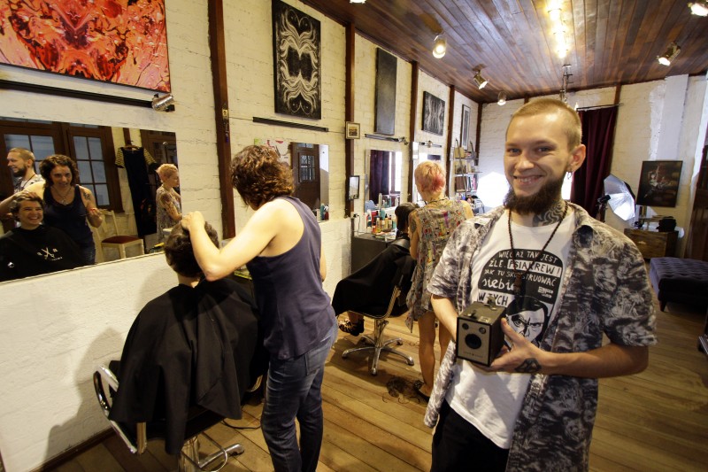 Dominick Picnic &eacute; s&oacute;cio do est&uacute;dio de beleza Axis Anima, que faz fotos dos clientes ap&oacute;s a mudan&ccedil;a no visual Foto: MARCELO G. RIBEIRO/JC