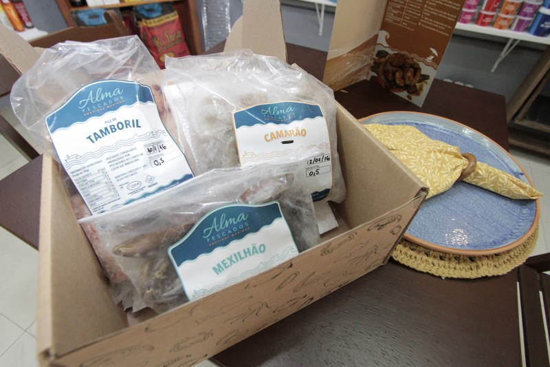  Entrevista com Rafael Guimar&atilde;es, s&oacute;cio da Eat Fish - Assinaturas de Pescados.     na foto: caixa da Eat Fish   Foto: JONATHAN HECKLER/JC