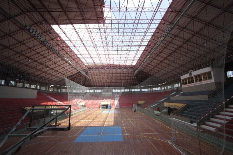  Quadra de esportes do ginásio Tesourinha em Porto Alegre esta completamente destelhada após o temporal do dia 29 de janeiro de 2016.  