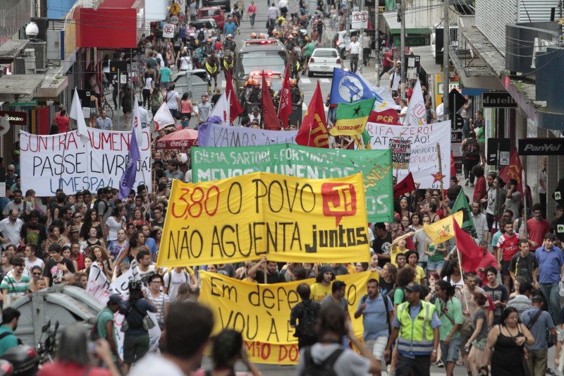 Marcha foi formada por estudantes, integrantes de movimentos sociais e coletivos da juventude