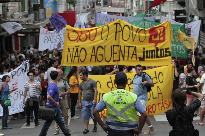  O Bloco de lutas volta as ruas para realizar manifestação contra a possibilidade do aumento das passagens de ônibus na capital. Em decorrência do protesto lojas foram fechadas, pessoas ficaram presas no centro aguardando meios de transporte, enquanto outras arriscaram uma caminhada para casa. No trajeto em que o os manifestantes passavam o comércio fechava suas portas com receio de problemas. A EPTC e A Brigada Militar acompanharam o protesto de perto.  