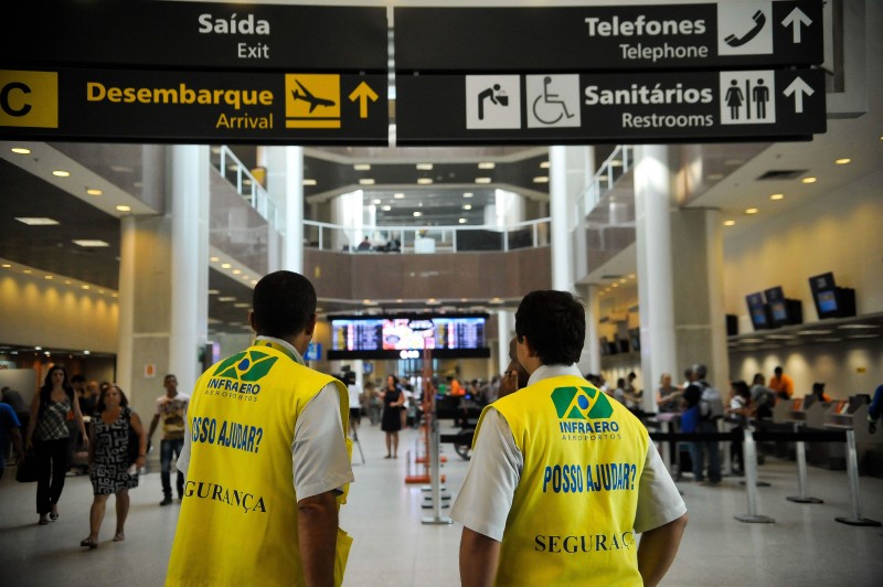  Os sindicatos dos aeroviários e dos aeronautas paralisaram as atividades em janeiro em diversos aeroportos do país. Saguão do aeroporto Santos Dumont Tânia Rêgo Agência Brasil.j  