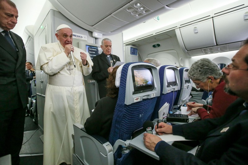 Em entrevista coletiva no avião o Papa defendeu o uso de métodos contraceptivos para combater o zika 