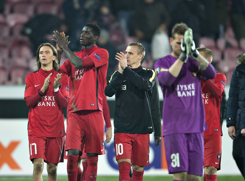 Jogadores do Midtjylland cumprimentam a torcida após a vitória contra os ingleses