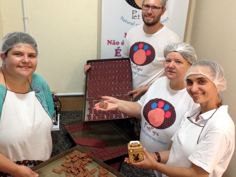 Equipe da PetPap&aacute; fabricar&aacute; 50 mil biscoitos para a P&aacute;scoa Foto: PetPap&aacute;/Divulga&ccedil;&atilde;o/JC