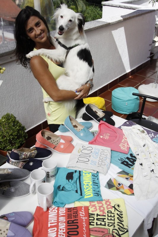  Lu&iacute;sa Rossi, s&oacute;cia da T-Mutts, confec&ccedil;&atilde;o de roupas e acess&oacute;rios com tema de vira-latas.   Foto: JONATHAN HECKLER/JC