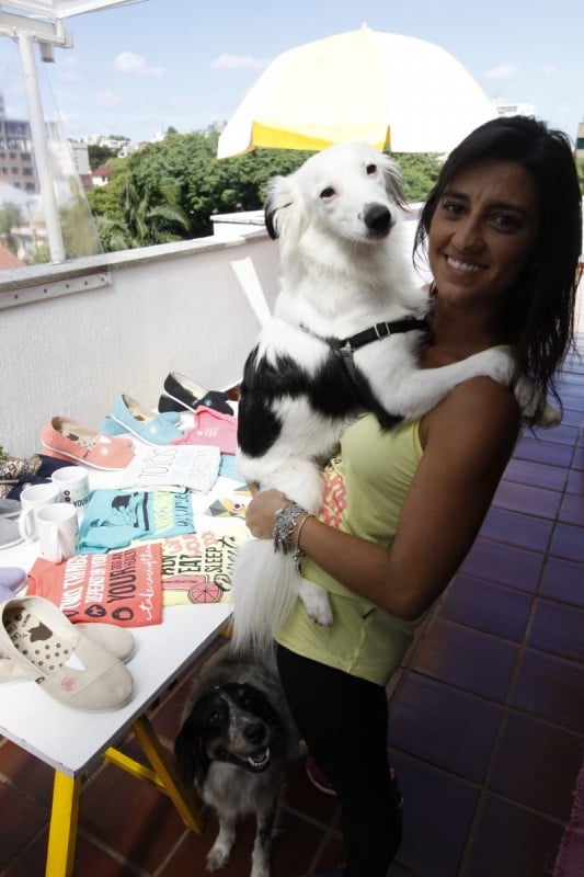  Luísa Rossi, sócia da T-Mutts, confecção de roupas e acessórios com tema de vira-latas.   Foto: JONATHAN HECKLER/JC