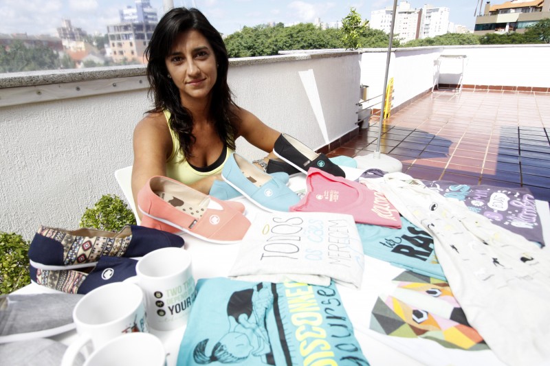 Lu�sa, da T-Mutts, trabalha tem�tica de vira-latas em confec��o de roupas e acess�rios