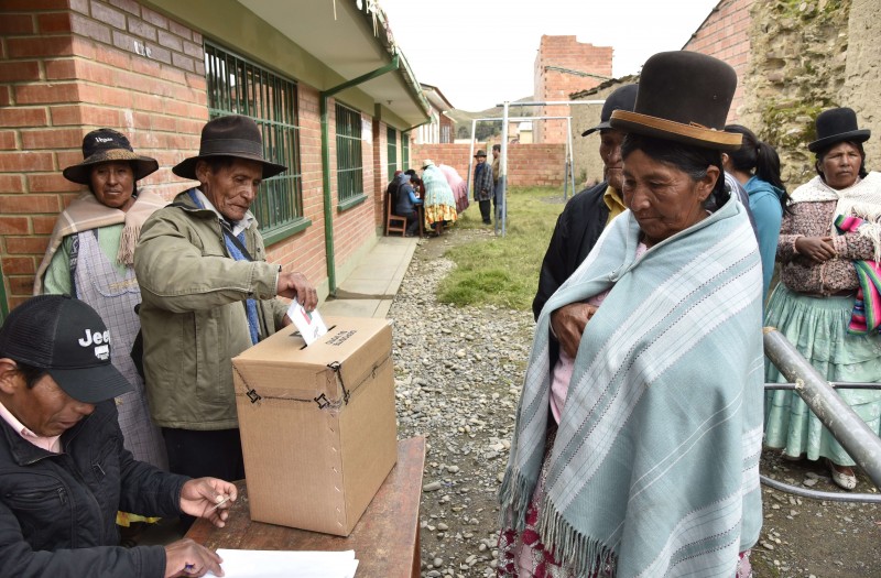 Mais de 6,5 milhões de cidadãos bolivianos foram às urnas ontem