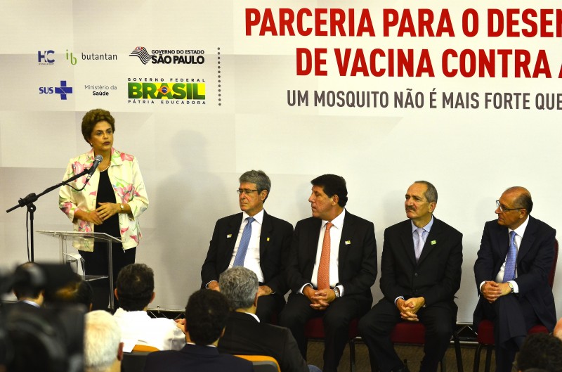  geral - presidente dilma roussef assina contrato para produção de vacina contra a dengue - foto de rovena rosa - agência brasil  