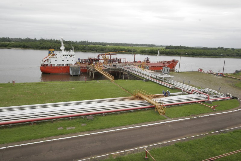 Navio carregando produtos químicos da Braskem para o porto de Rio Grande