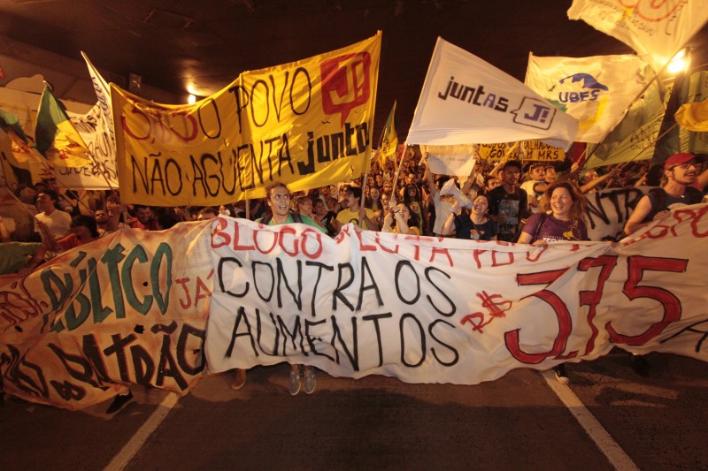  Bloco de Lutas organiza o segundo protesto contra o aumento da passagem. O valor de R$ 3,75 começou a vigorar hoje, o que fomentou a concentração de manifestantes nas imediações da Prefeitura Municipal de Porto Alegre.     Protesto, manifestação, transporte coletivo público, ônibus.  