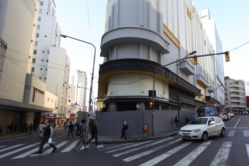  FACHADA DA ANTIGA LOJA DA MANLEC NA FRENTE DA PRAÇA OTAVIO ROCHA, NO CENTRO DA CAPITAL.. O PRÉDIO PASSA POR REFORMAS PARA A INAUGURAÇÃO DA LOJA DE VESTUÁRIO RIACHUELO.    NA FOTO: TAPUMES EM TODA A EXTENSÃO DA FACHADA DO PRÉDIO QUE APRESENTA SINAIS DE REFORMAS EXTERNAS.  