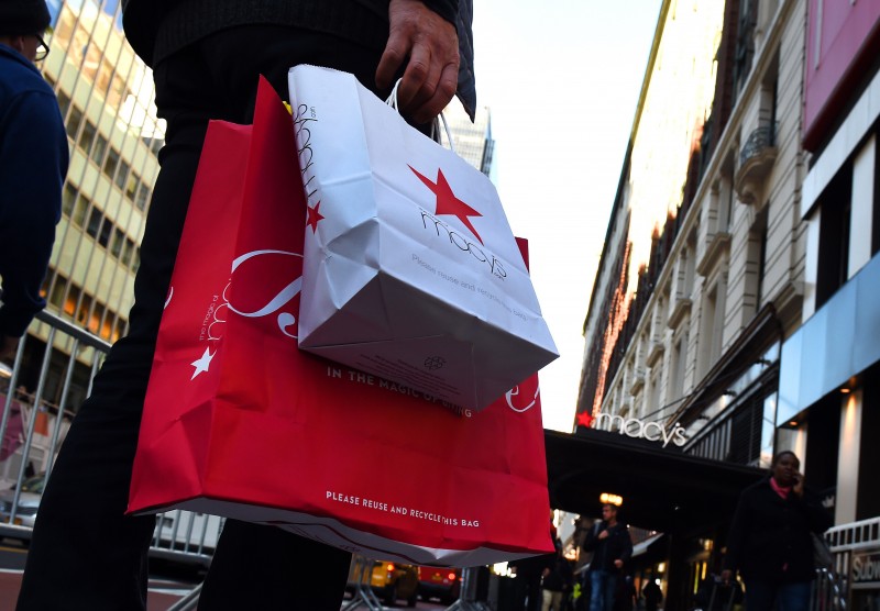  Shoppers are seen outside Macy's Herald Square in midtown Manhattan November 20, 2015 in New York.  Retail executives are having a lackluster outlook on holiday shopping with the warm weather that has depressed sales of cold-weather apparel; a drop in international tourists due to the strong dollar; and the preference of consumers to spend extra money from lower gas prices on other items, such as home improvement goods and cars. AFP PHOTO / TIMOTHY A. CLARY  