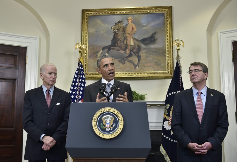 Obama fez anúncio ao lado do vice-presidente Joe Biden (e) e do Secretário de defesa, Ashton Carter