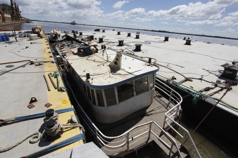  Operação para nivelar  o barco Cisne Branco no rio Guaíba é lenta e cuidadosa. Operários trabalham com cautela para não danificar o casco da embarcação.    Na foto: Operários fazem amarras para nivelar o  barco com a ajuda das embarcações Grega I e  Grega III.  