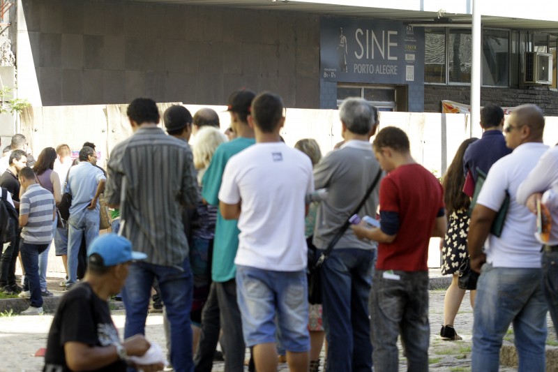  Havia aproximadamente 13,1 milhões de pessoas desocupadas no Brasil no período