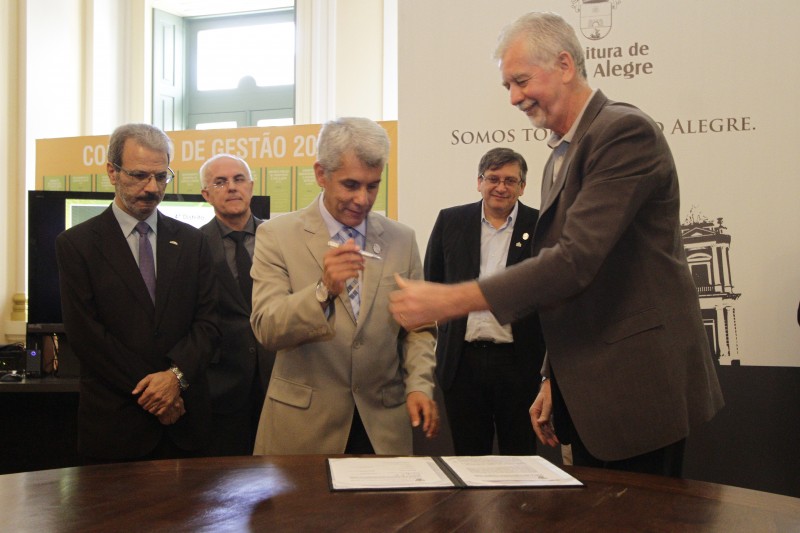  Ocorreu hoje, no Salão Nobre do Paço Municipal,  a assinatura do termo de cooperação entre o município de Porto Alegre, a Universidade Federal do Rio Grande do Sul (Ufrgs), a Pontifícia Universidade Católica do Rio Grande do Sul (PUCRS) e a Funitec La Salle - Universitat Ramon Llull (URL).  