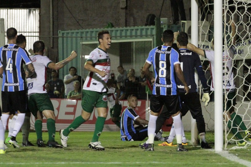 Defesa do Tricolor falhou nos três gols sofridos pelo time
