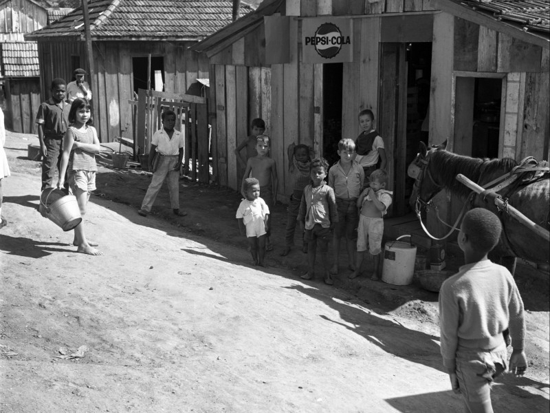  APP06M04724? 24/11/1967 ? Fotografias das Malocas da Capital(Porto Alegre/RS, crianças, baldes).  Governo Walter Peracchi Barcelos. Porto Alegre/RS. PG3  