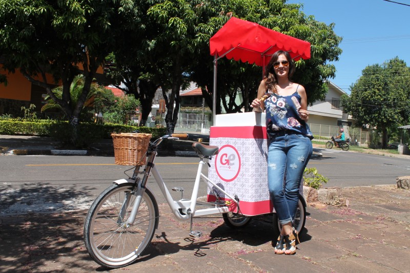 Rha�ssa, da PopStop Picol�s, mostra, com o logo do Gera��oE, o servi�o de adesivagem customizado