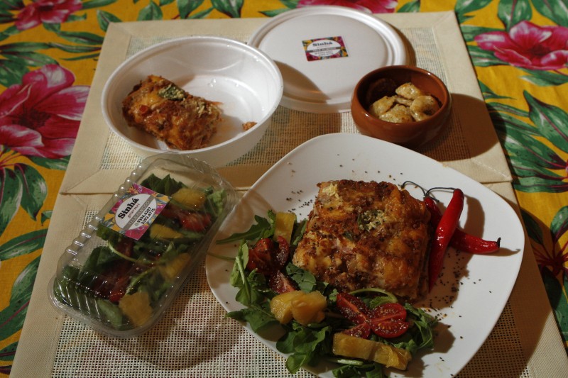 A Sinhá Gourmet também trabalha com entregas de almoço, que levam 
bolinhos detox e saladas Foto: MARCO QUINTANA/JC