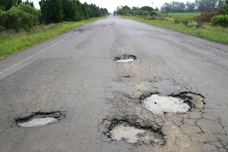  VIAGEM AO LITORAL SUL.    NA FOTO: TRECHO DA RODOVIA - ESTRADA RST-101 (ANTIGA ESTRADA DO INFERNO), APRESENTA ALGUNS BURACOS E  ESTA COM DIVERSOS PONTOS COM DEMARCAÇÕES PARA RECEBER RECAPEAMENTO NO VIA.  