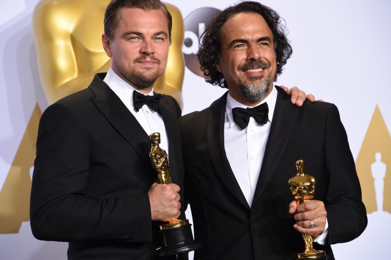Leonardo DiCaprio (e) e o diretor Alejandro G. Iñárritu foram premiados pelo filme O Regresso