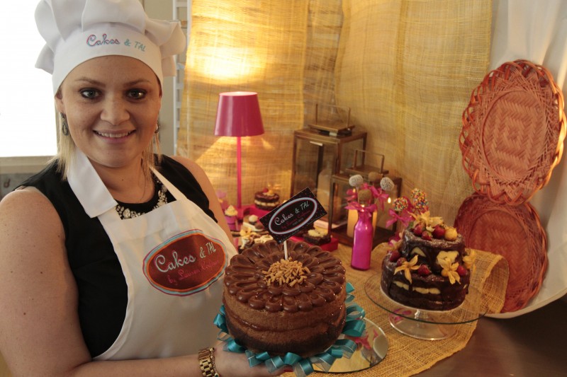 O foco de Lauren Coifman est&aacute; na assinatura dos doces e encomendas para eventos particulares Foto: JONATHAN HECKLER/JC