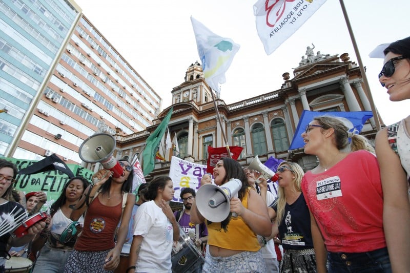  Bloco de Luta realiza mais um protesto, desta vez, para garantir a suspensão do reajuste das passagens em Porto Alegre.  Em frente à prefeitura.  