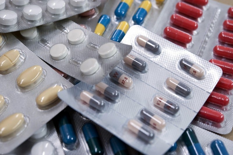 Pelo texto, as farmácias terão que retomar os preços praticados até março