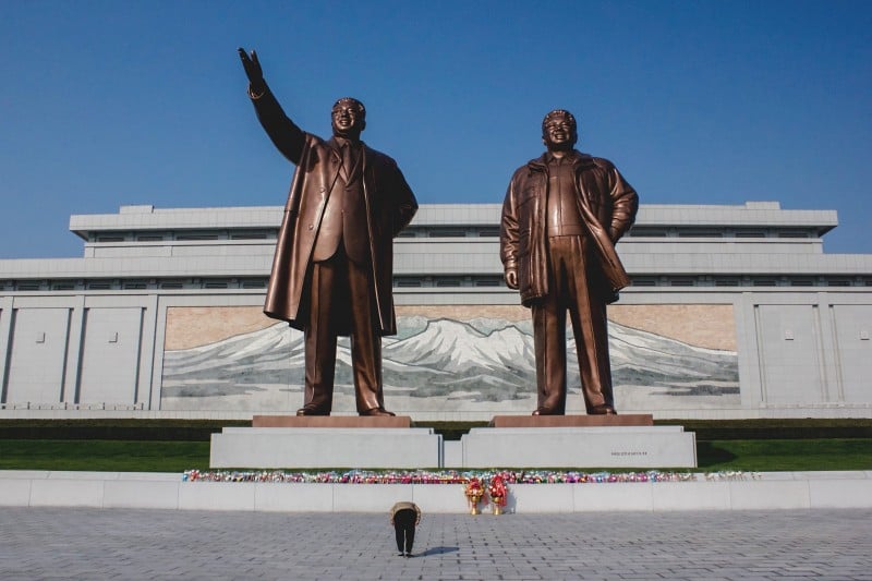  pg3  Manu Hill Grand Monument - Coreia do Norte -estátuas do Kim Il-sung e Kim Jong-iL - foto João Francisco Gonçalves Hein  