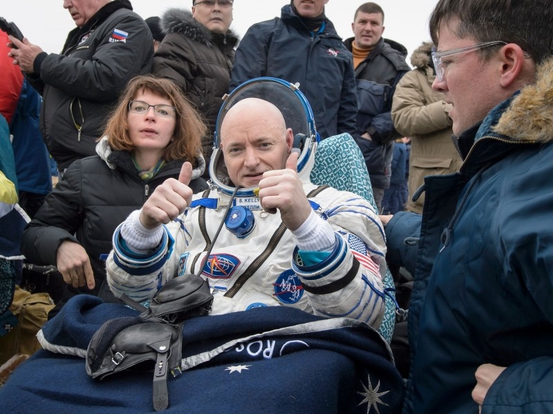  Descrição:         Expedition 46 Commander Scott Kelly of NASA rests in a chair outside the Soyuz TMA-18M spacecraft just minutes after he and Russian cosmonauts Mikhail Kornienko and Sergey Volkov of Roscosmos landed in a remote area near the town of Zhezkazgan, Kazakhstan on Wednesday, March 2, 2016 (Kazakh time).  Kelly and Kornienko completed an International Space Station record year-long mission to collect valuable data on the effect of long duration weightlessness on the human body that will be used to formulate a human mission to Mars. Volkov returned after spending six months on the station.  